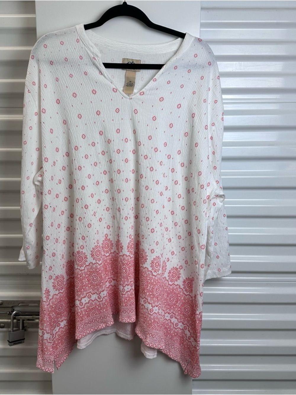⭐️Women's BLUE MOUNTAIN White‎ and Pink Patterned V-Neck Tunic Top